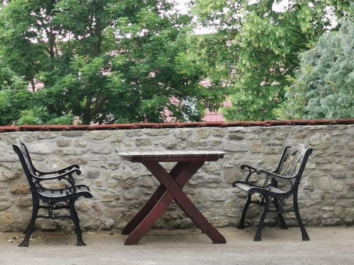 Ruhige Ferienwohnung Im Gutshaus Niederorschel Exterior foto
